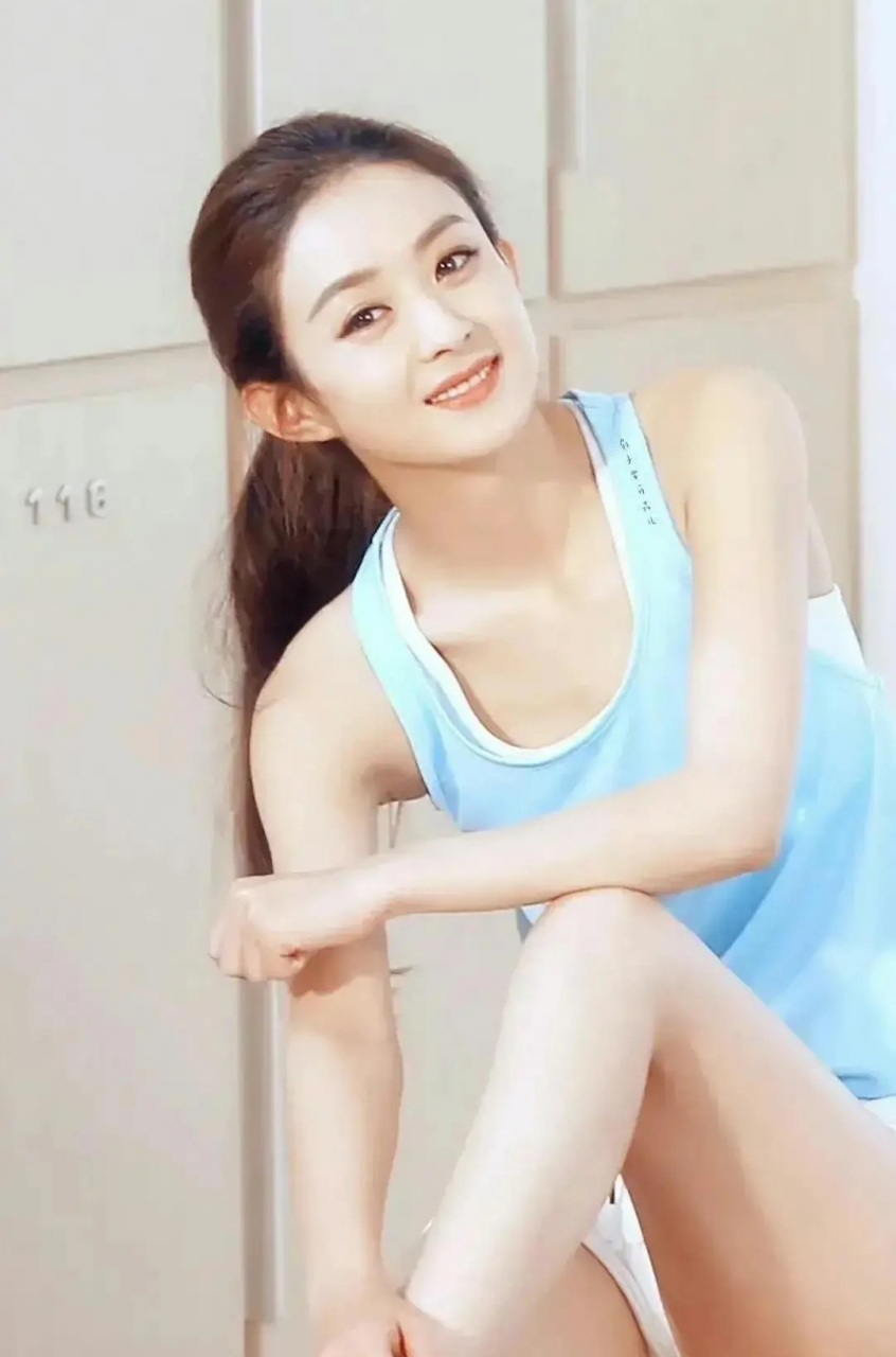 赵丽颖穿背心搭配白短裤,清纯俏丽,可爱灵动,少女感十足!