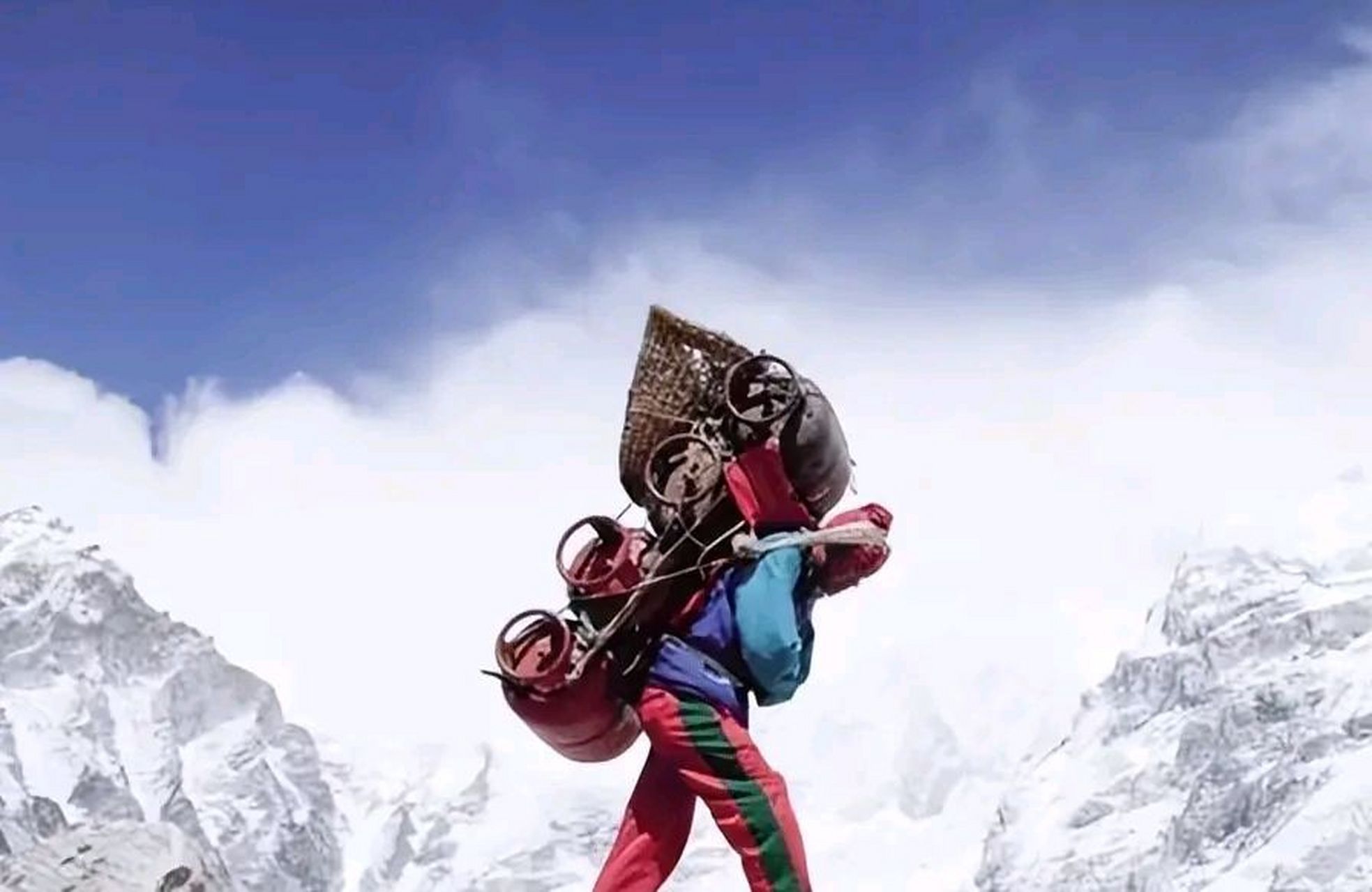 "只要钱给够,夏尔巴人能把你抬上珠峰",助力人类登顶珠峰70年,神秘的