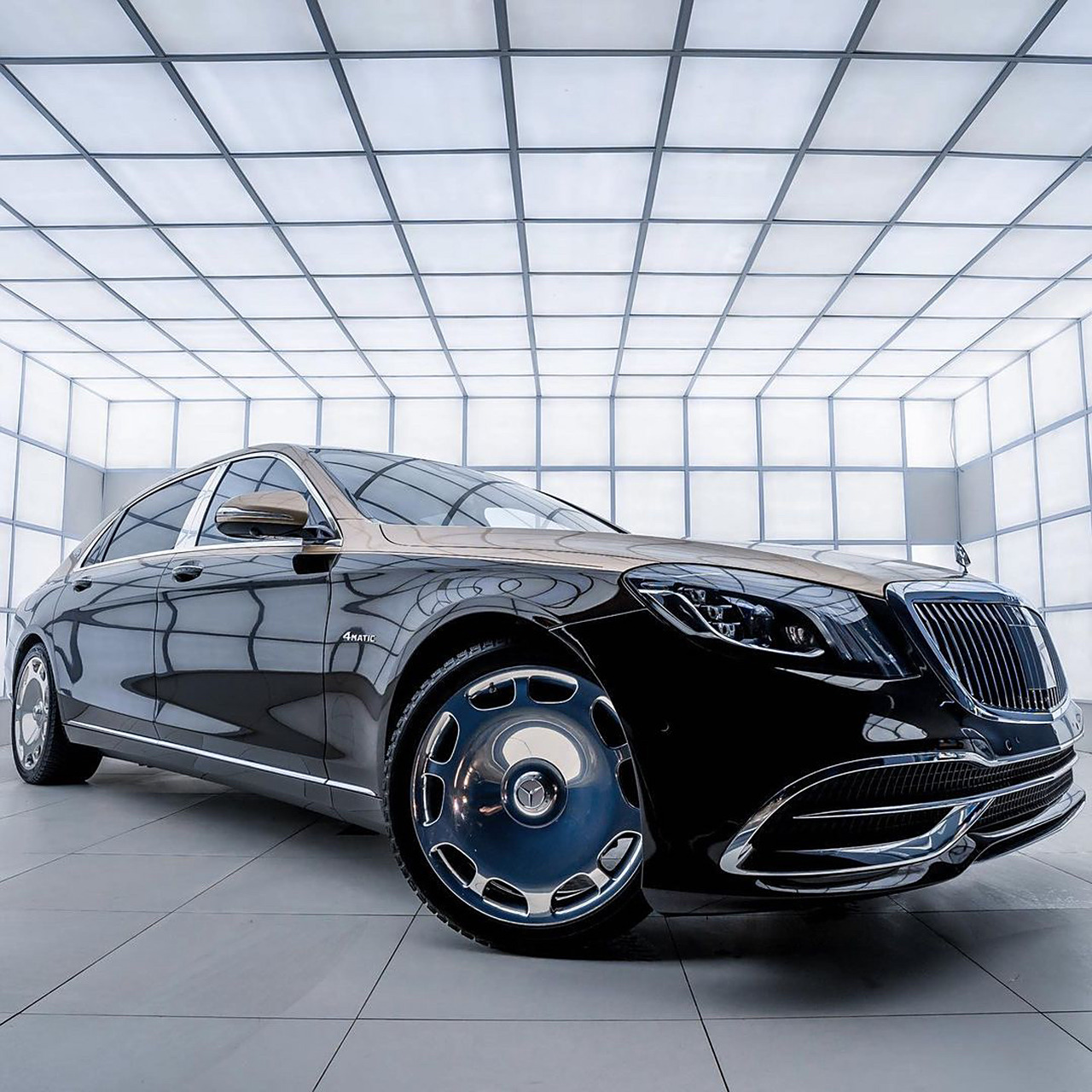 迈巴赫s450改装s680大饼轮毂 双拼色风格外观 三眼皮大灯更加经典优雅