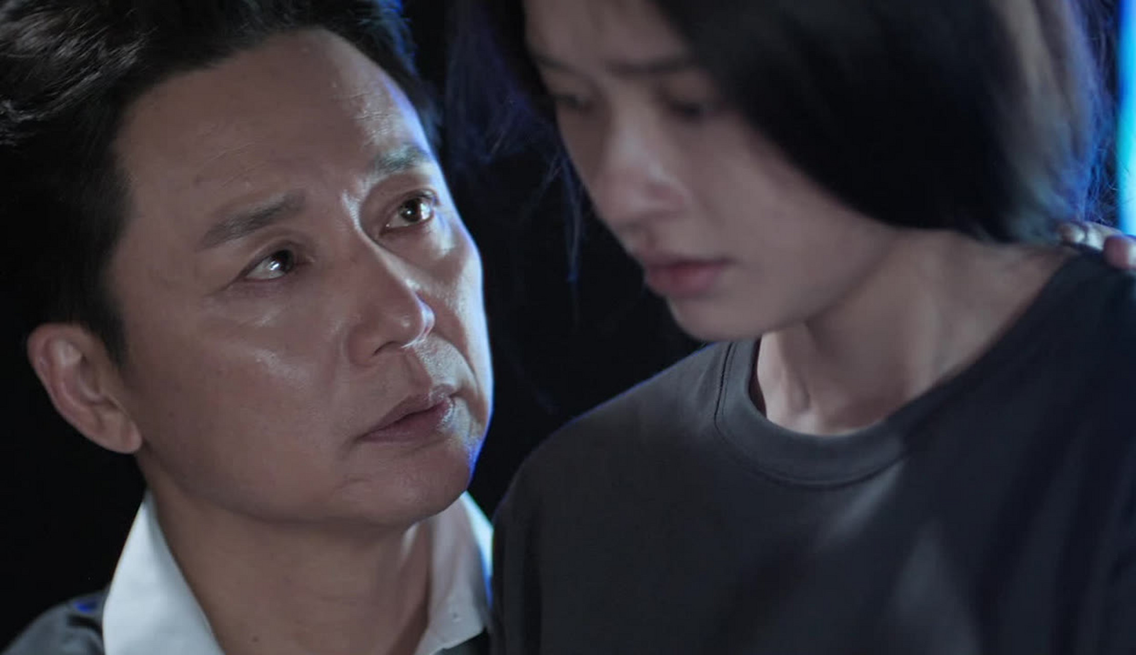 一次,邓超拍《美人鱼》时,和林允有一场吻戏,周星驰告诉他:"你要主动