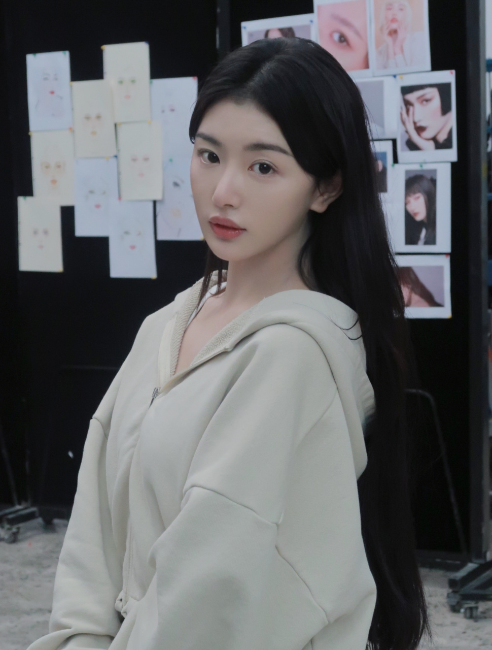 孔雪儿素颜照,五官好精致,漂亮得像个"假人".