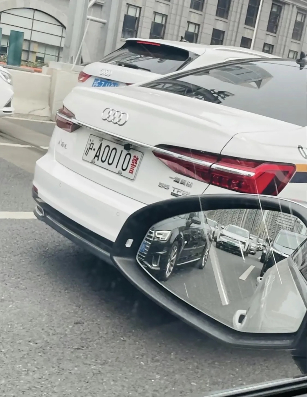 奥迪a6警车 上海奥迪警车全是a6l 55tfsl  顶配,遇见了还是老老实实的