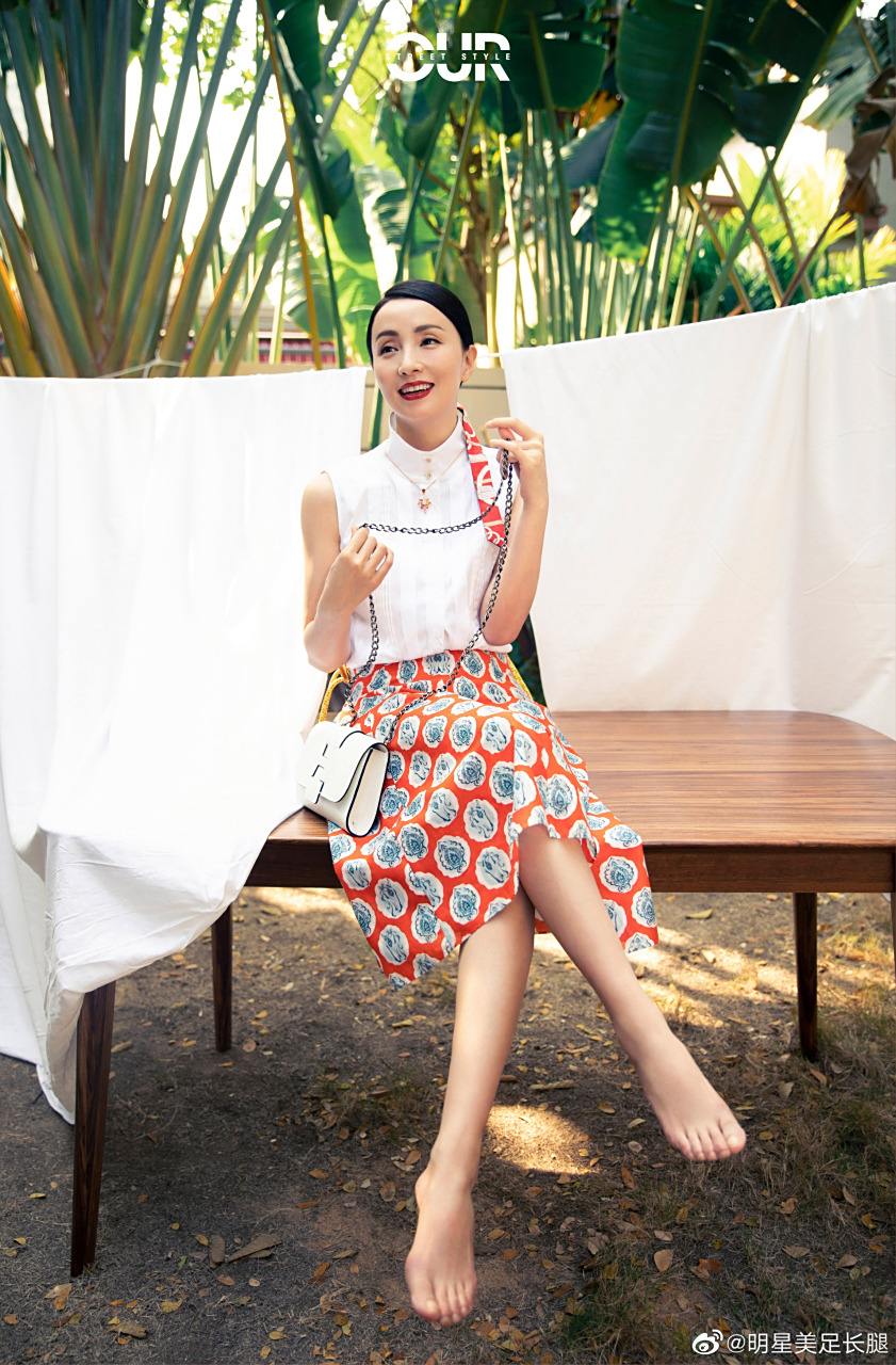 陶虹光脚拍摄杂志封面,这还是你记忆中的小龙女吗?