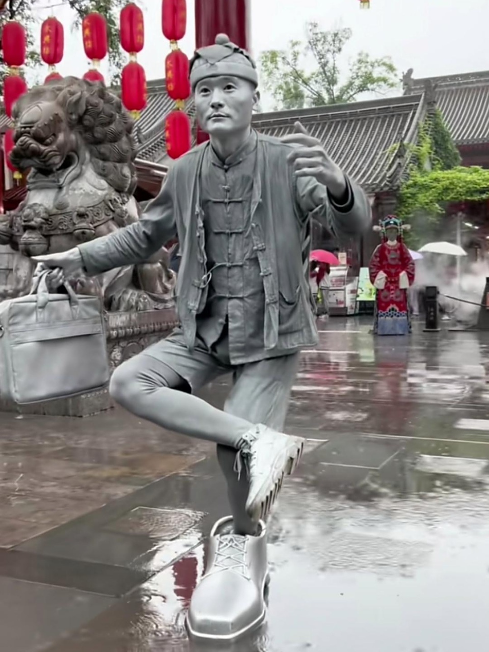 网红银人阿少,每天化妆一个小时成银人,在不同风景区站姿5个小时以上