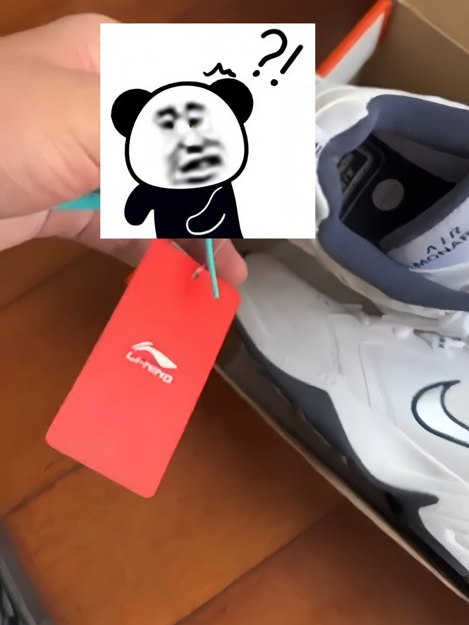 男子买的耐克鞋子,竟然挂着李宁的吊牌,还有着平台鉴定为正品的卡片.