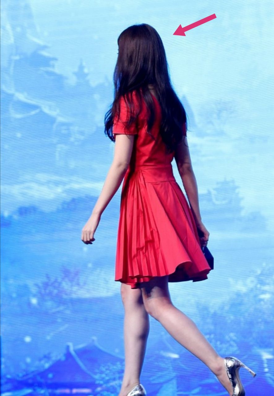 看背影猜女明星,其实这么优美的头颅一眼就看出是谁了,根本就不用猜