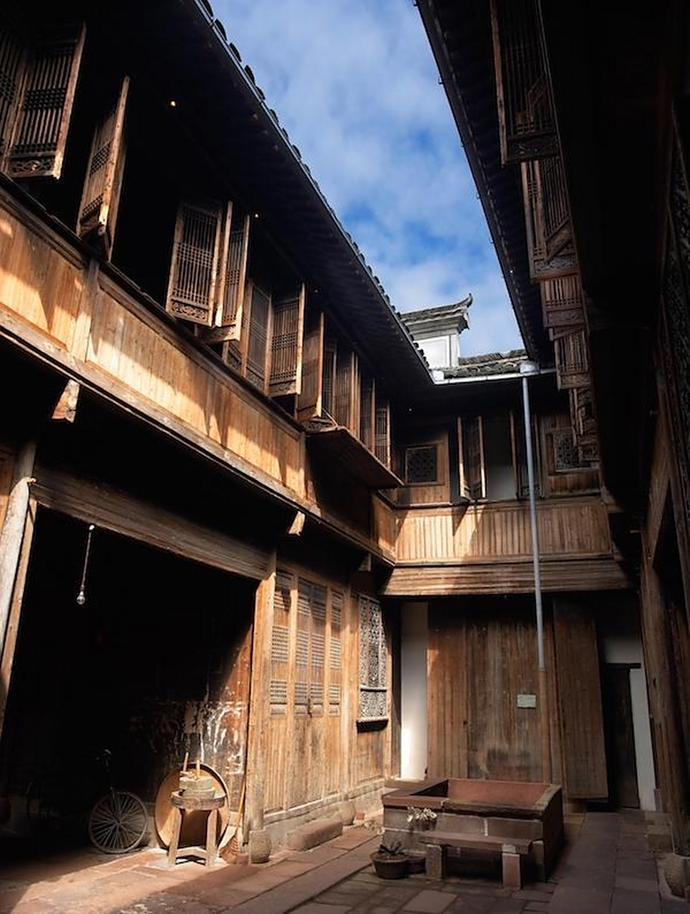 1997年,皖南休宁县黄村的古民居"荫馀堂"被拆成2700