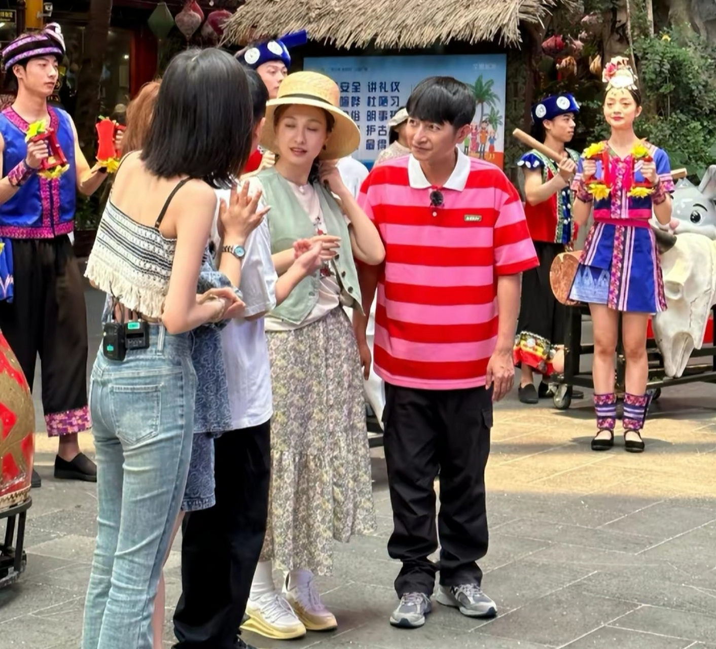 吴昕和李维嘉久违同框录节目,吴昕穿长裙显臃肿,两人形影不离配合默契