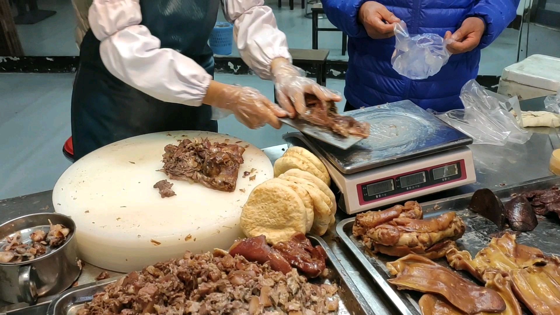 漯河铁东据说是最有名卤肉店,好吃有点贵,朋友们感觉怎么样?