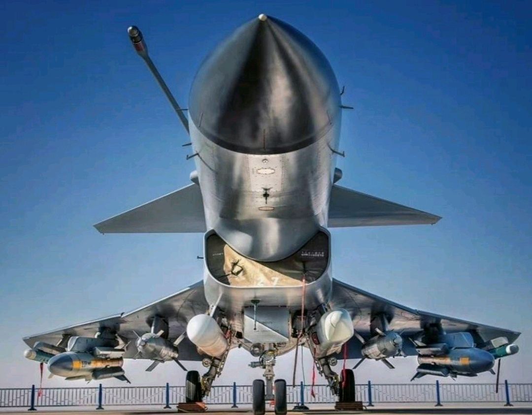 歼十系列战机跟中国湾湾的幻影2000相比谁更先进?