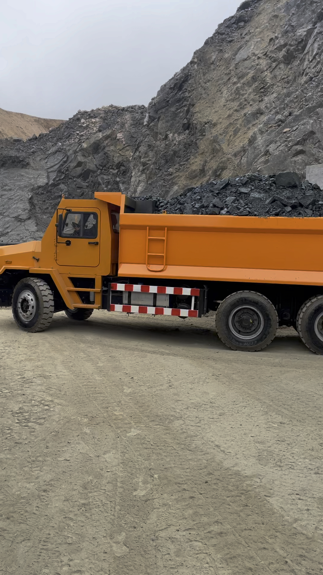 35吨适式制动矿用卡车