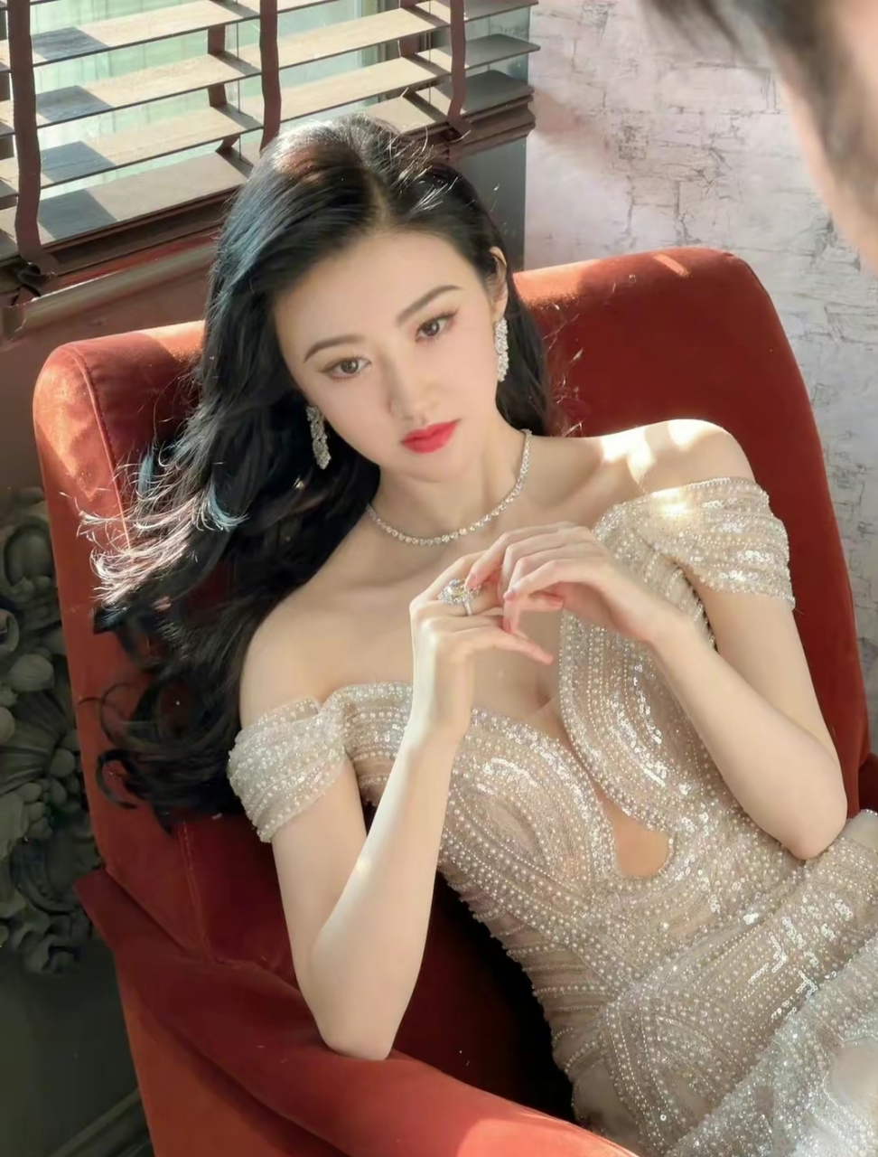 景甜身着一条白色珍珠鱼尾裙,仿佛从异界穿越而来的人鱼公主,好美啊!