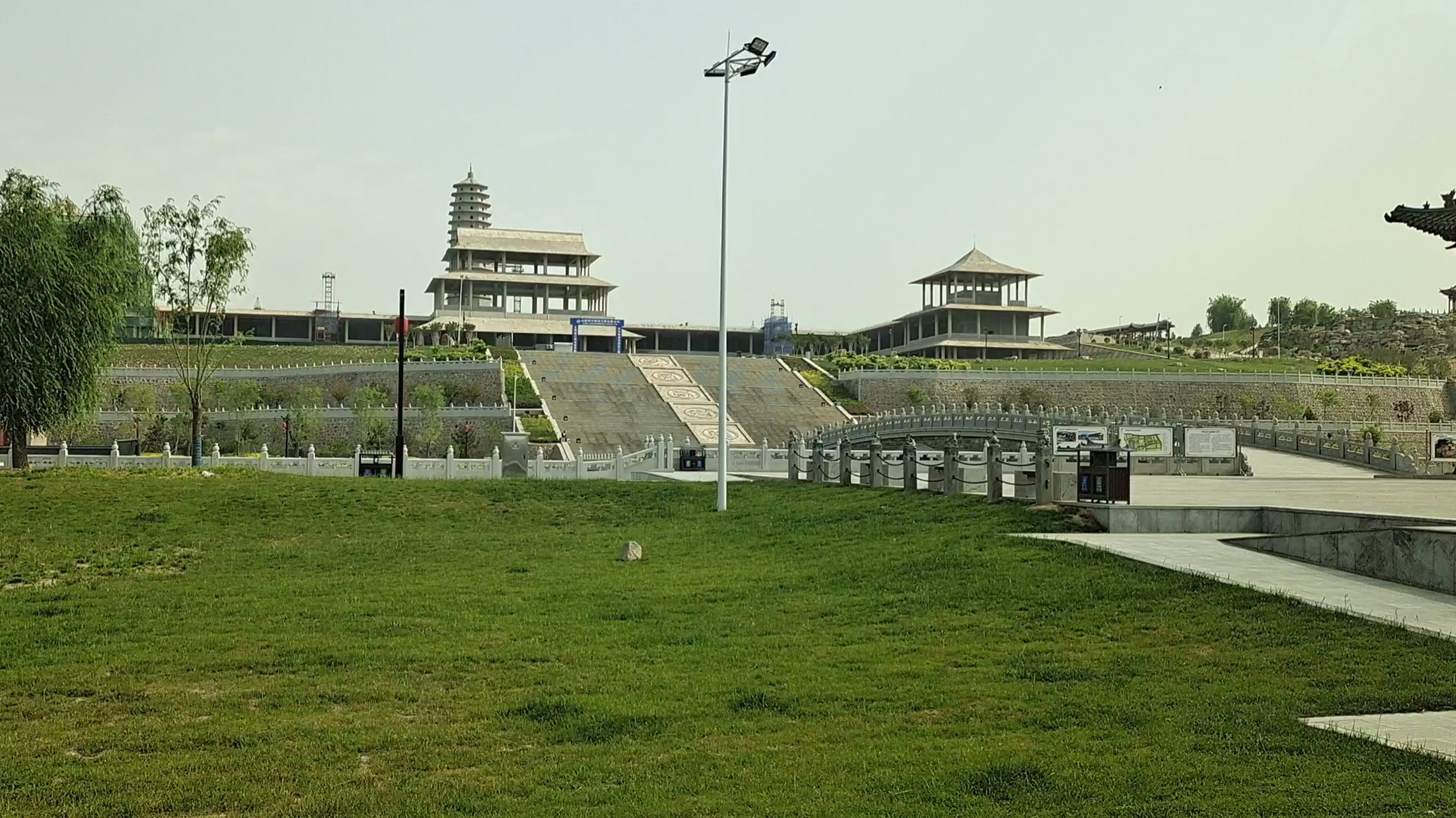 稷山大佛寺始建于金代皇统二年(1142年),距今已有881年的历史,寺内有