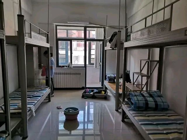 昨天去烟台送孩子开学,看到学校宿舍,感觉心里挺不是滋味.