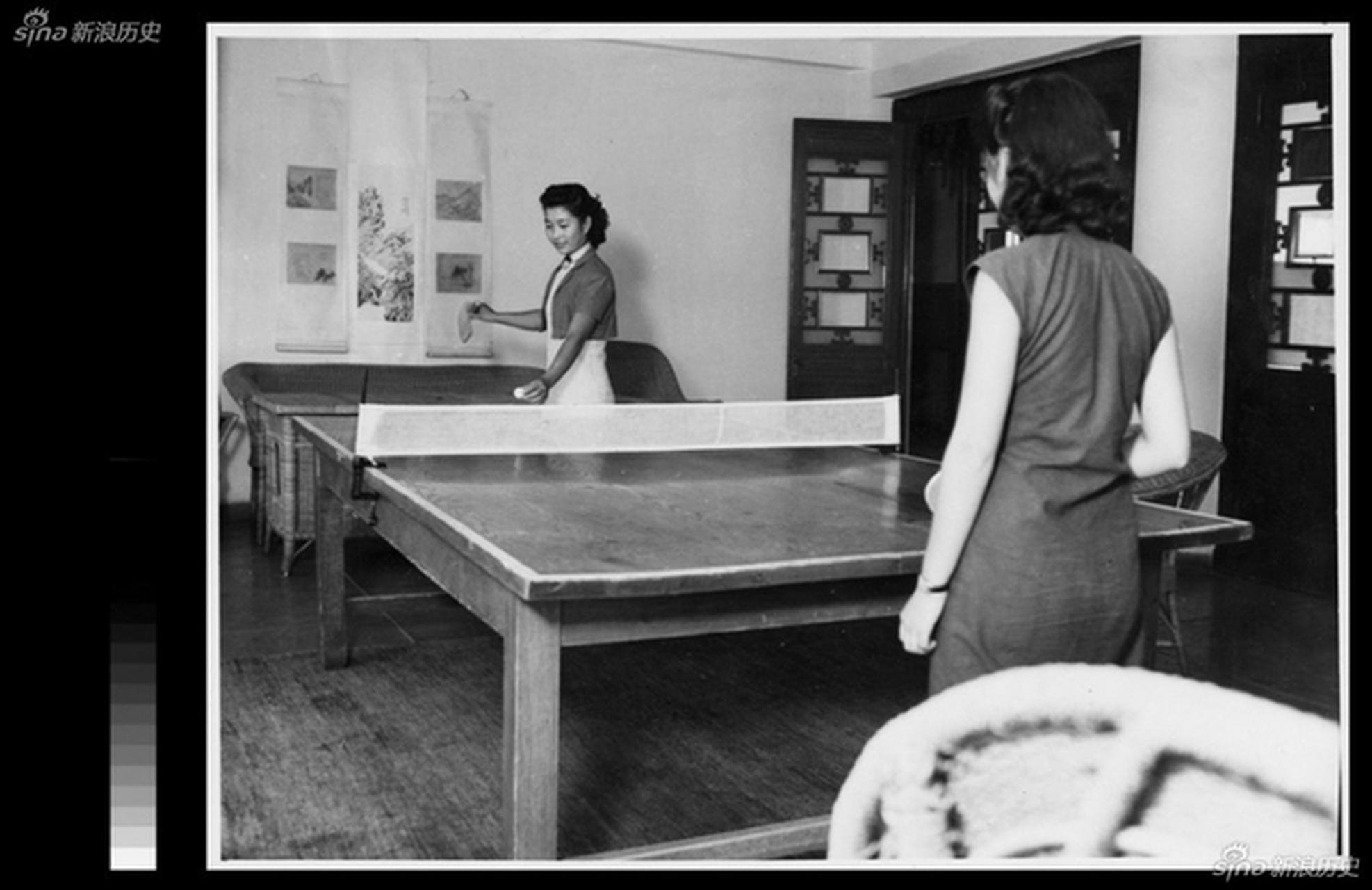 这张照片记录了民国时期的燕京大学女学生在打乒乓球,可以看出当时的