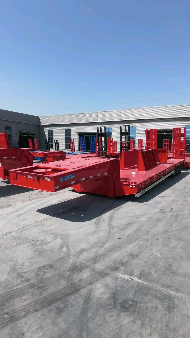 黑龙江13米挖掘机拖板车,60吨低平板半挂车