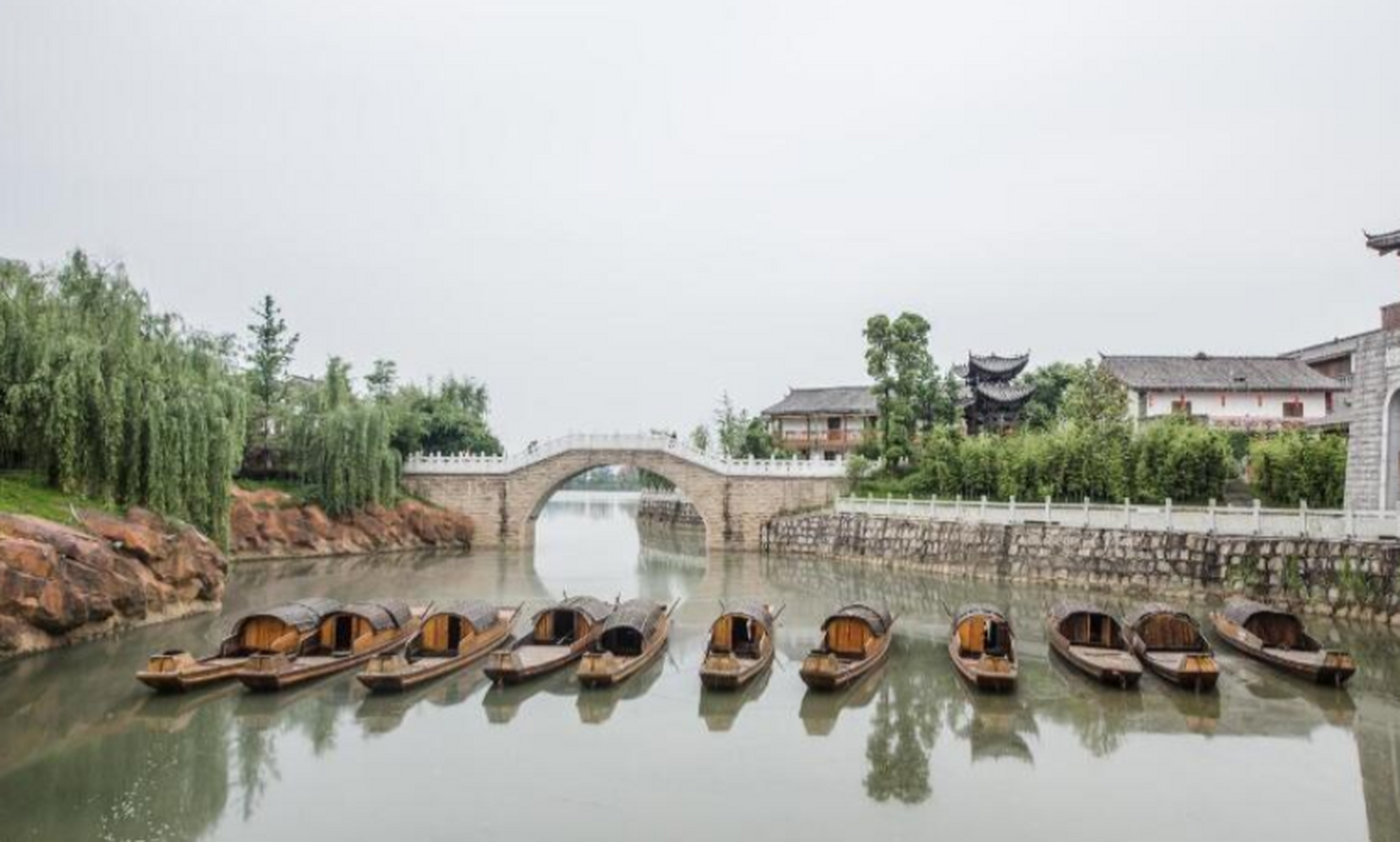 渔窑小镇是湖南湘阴县的一个仿古建筑"古镇",位于洋沙湖旅游景区,距离