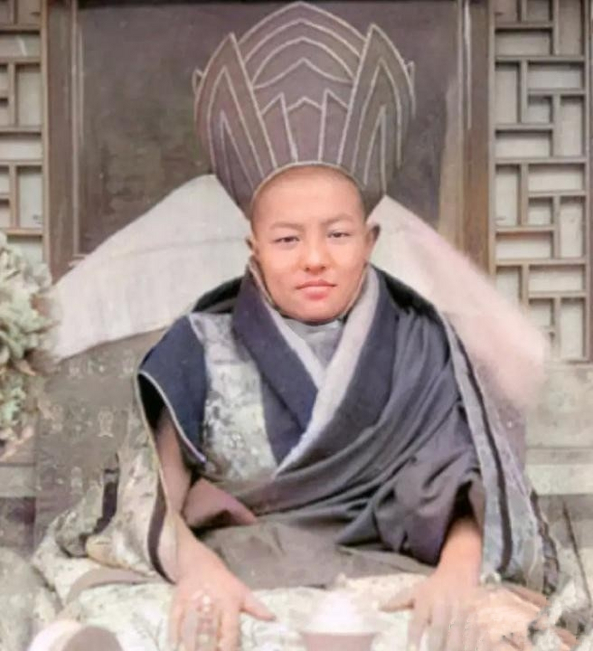 1943年,四川理塘县,他就是拉卜楞寺第五世嘉木样活佛黄正光.