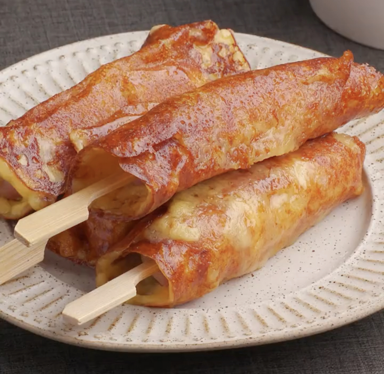 今日午餐:芝士香肠卷 材料:  - 4根芝士香肠 - 1张冰冻酥皮 - 1个蛋黄