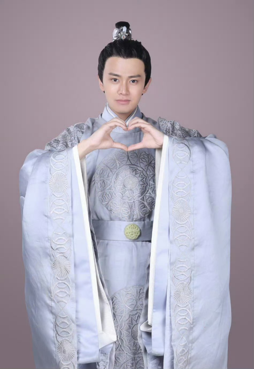 任嘉伦# 任嘉伦比碗式比心, 比碗式的比心从少年时期就开始了 !!