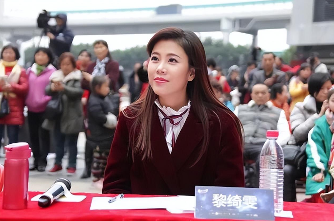 广东台女主持黎绮雯,和老公结婚多年生有一女,事业家庭双丰收!