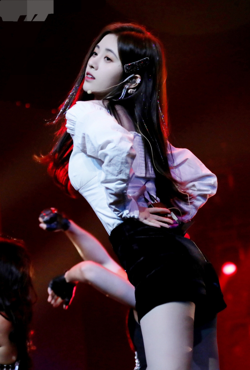 鞠婧祎动感热舞秀,身穿牛仔超短裤秀出性感美腿,热辣而性感.