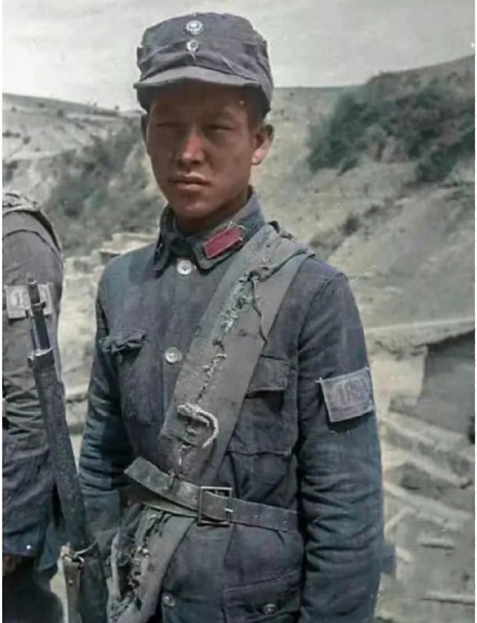 抗战时期八路军战士,穿着朴素,制服都有些破旧,他们