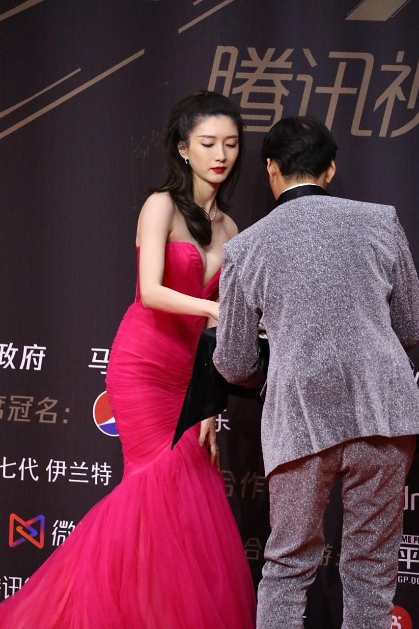 江疏影这套红色低胸抹胸裙好看!特别显身材!