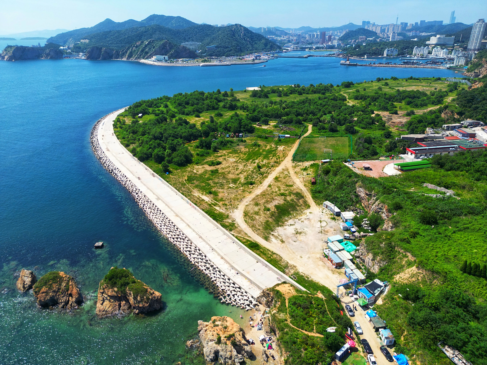 航拍大连琥珀湾,浪漫美丽的浴场,水质太清了,人也不是很多,还有很多网