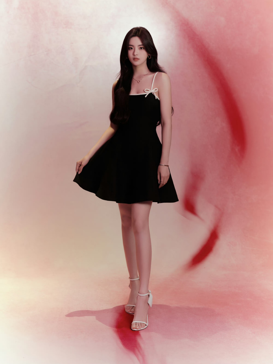 杨超越吊带黑裙# 长发缱绻绕情丝,黑裙曼妙映红尘[温暖][温暖]超越