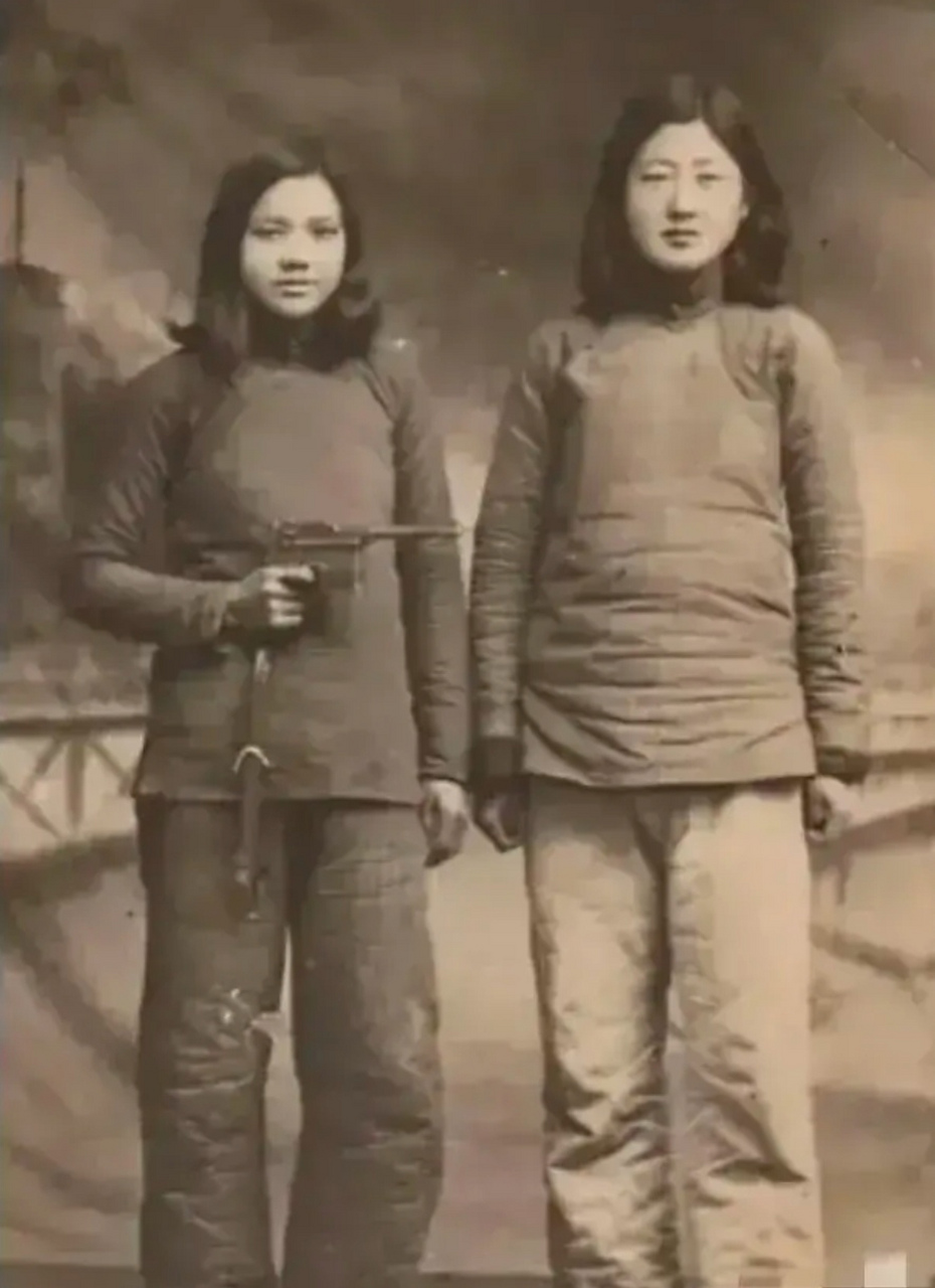 这是1940年老照片! 八路军女战士手拿驳壳枪.