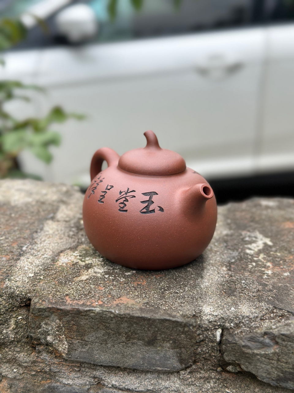 有"中华神刀"美誉  杨喜雨老师被誉为"中华神刀",身怀绝技,紫砂刻绘