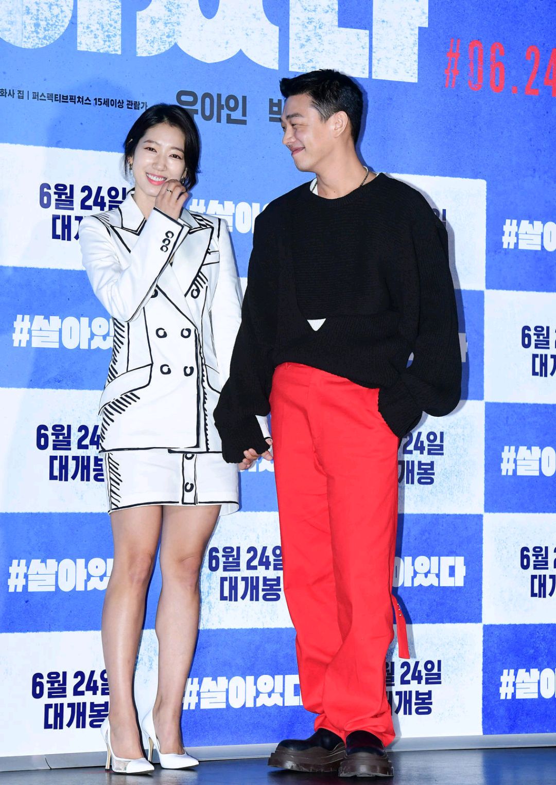 刘亚仁,朴信惠牵手现身新作试映会,对望瞬间甜蜜指数爆表!