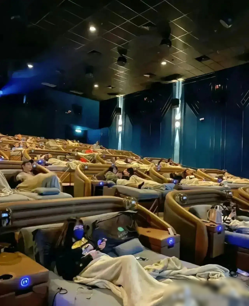 照片中的场景是一座电影院,真是让人难以置信.