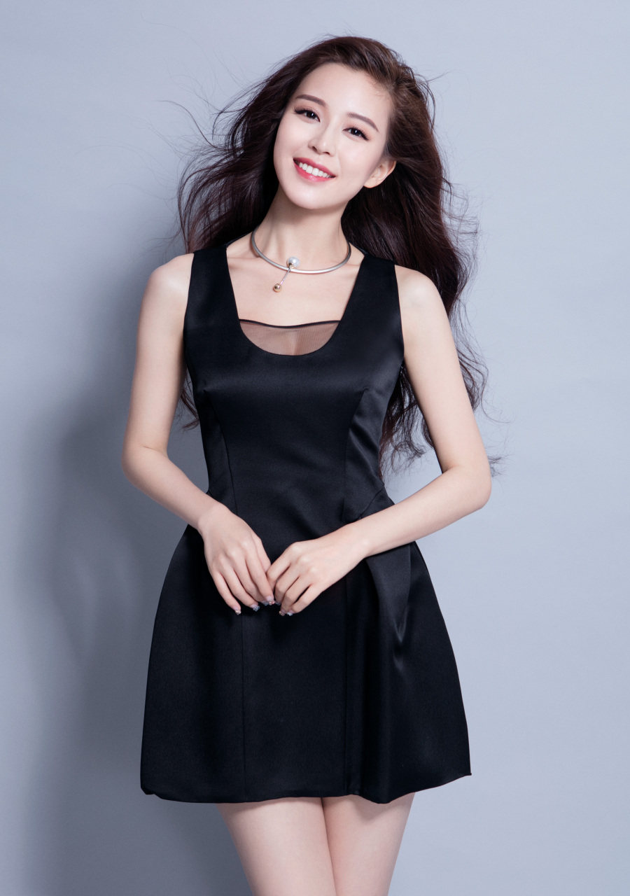 温心,时尚生活美照片;2009年,温心参加世界亚裔小姐中