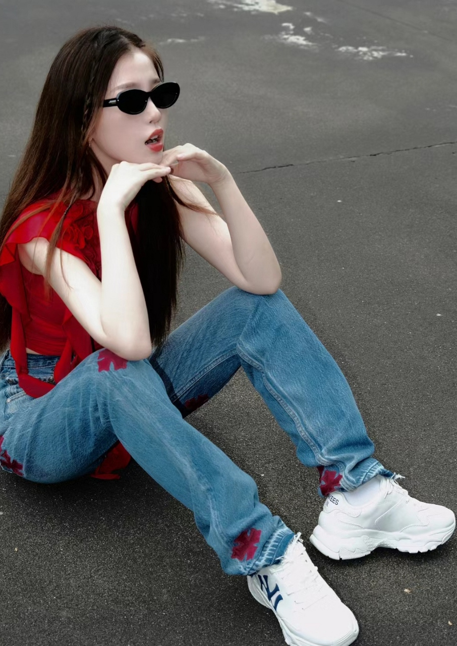 虞书欣坐在大马路上摆pose,拍营业照一点都没有明星包袱,还好穿的是