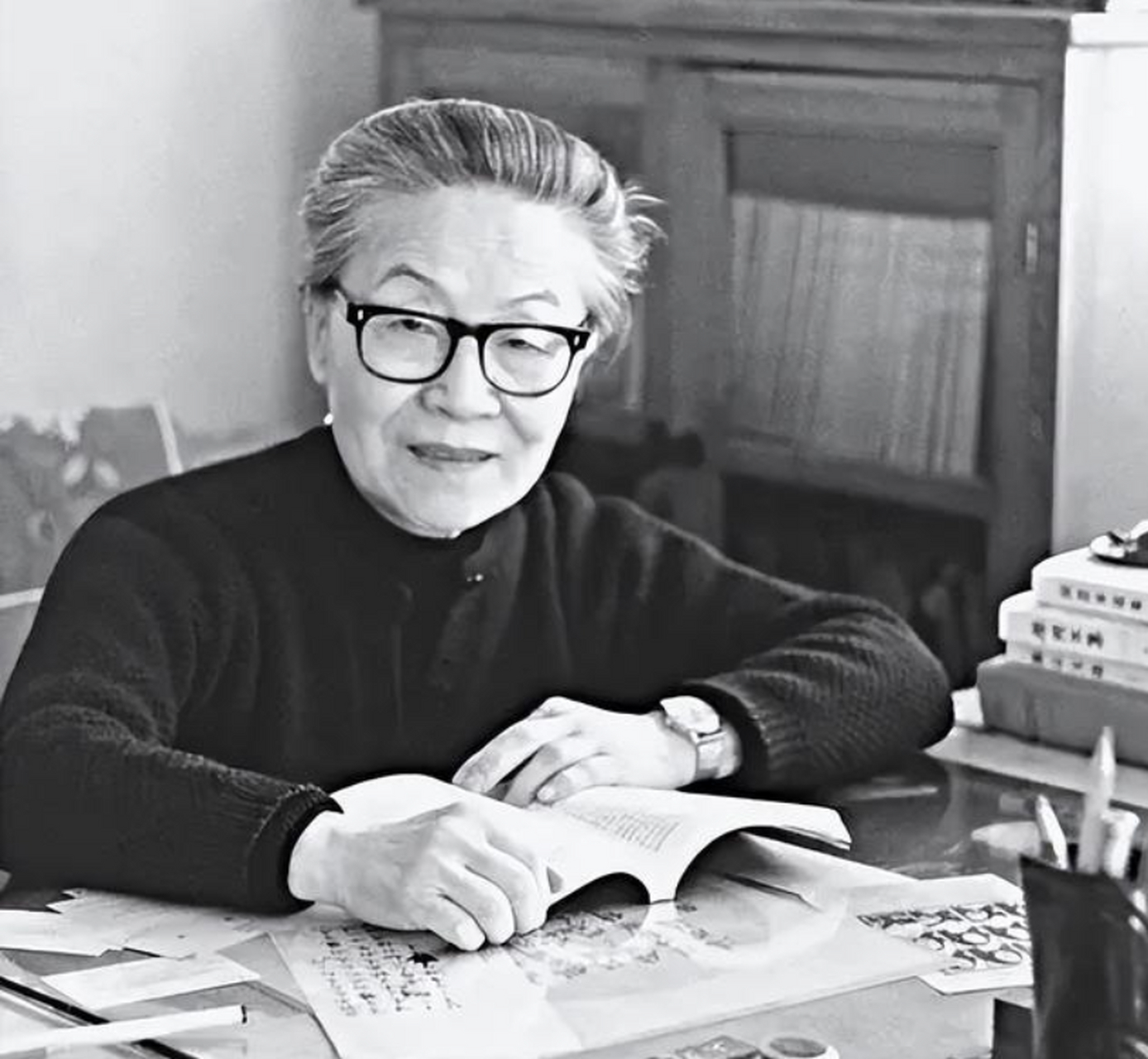 杨绛,是中国著名作家,诗人,翻译家.