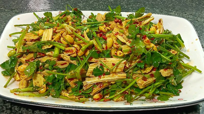 胃口不好的时候来一盘香菜拌腐竹,好吃的停不下来,简单的家常菜