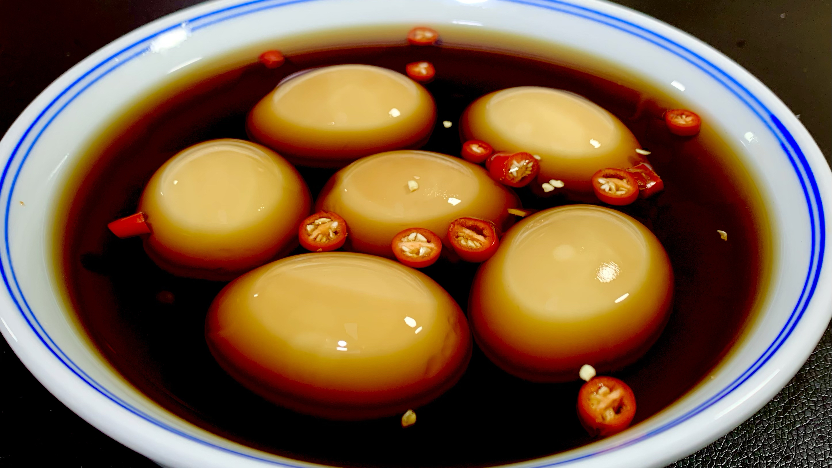 做可乐鸡蛋时，切记不要开水下锅煮，教你一招，剥壳容易个个圆溜