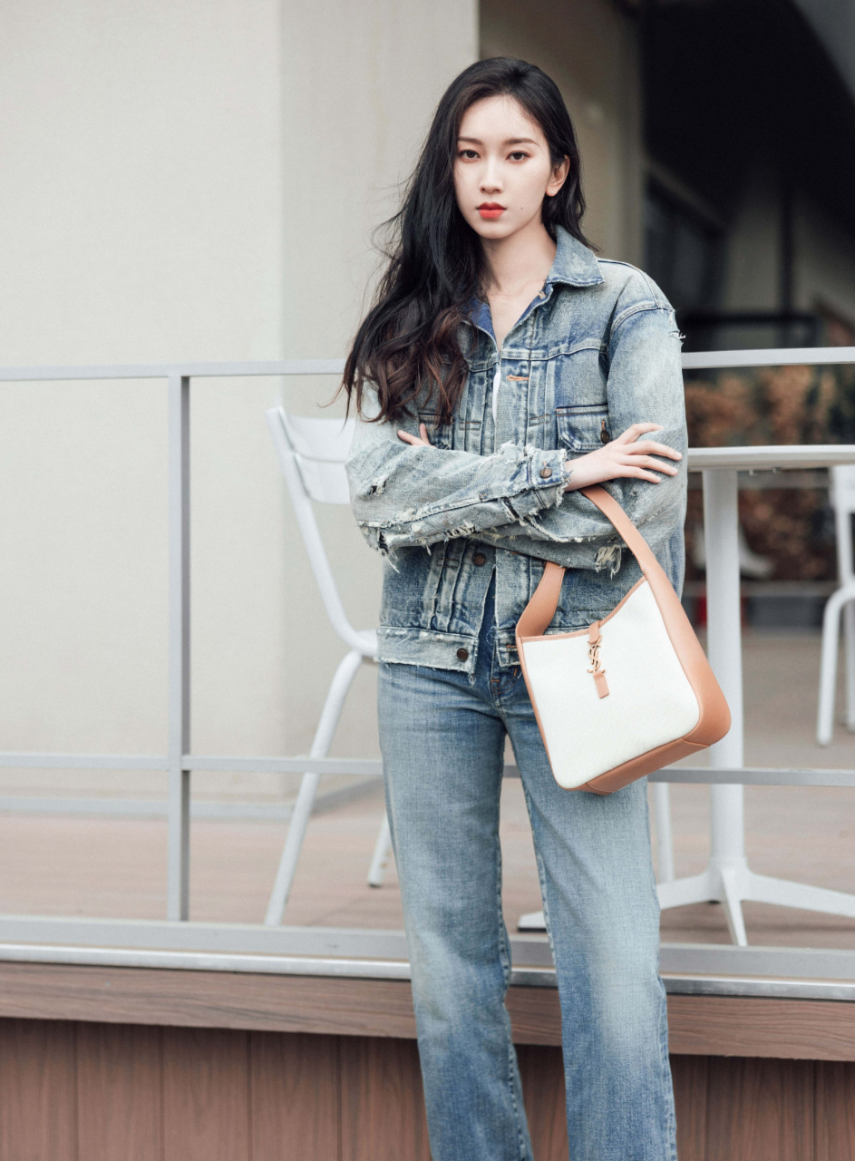 明星# #刘令姿#  刘令姿一袭牛仔套装,休闲时尚酷飒十足.