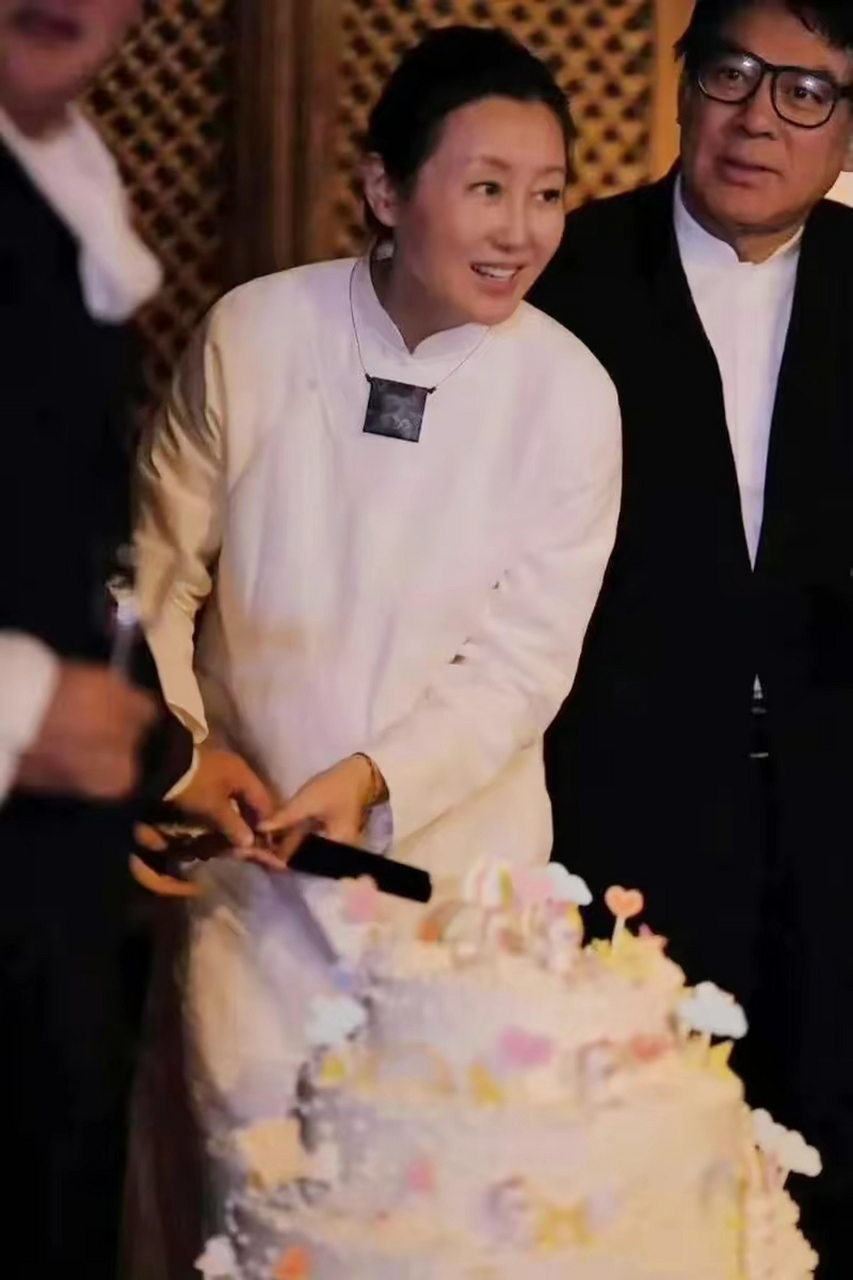 孙楠带二婚妻子亮相,罕见与演员周杰同框合照,孙楠老婆潘蔚一身白色