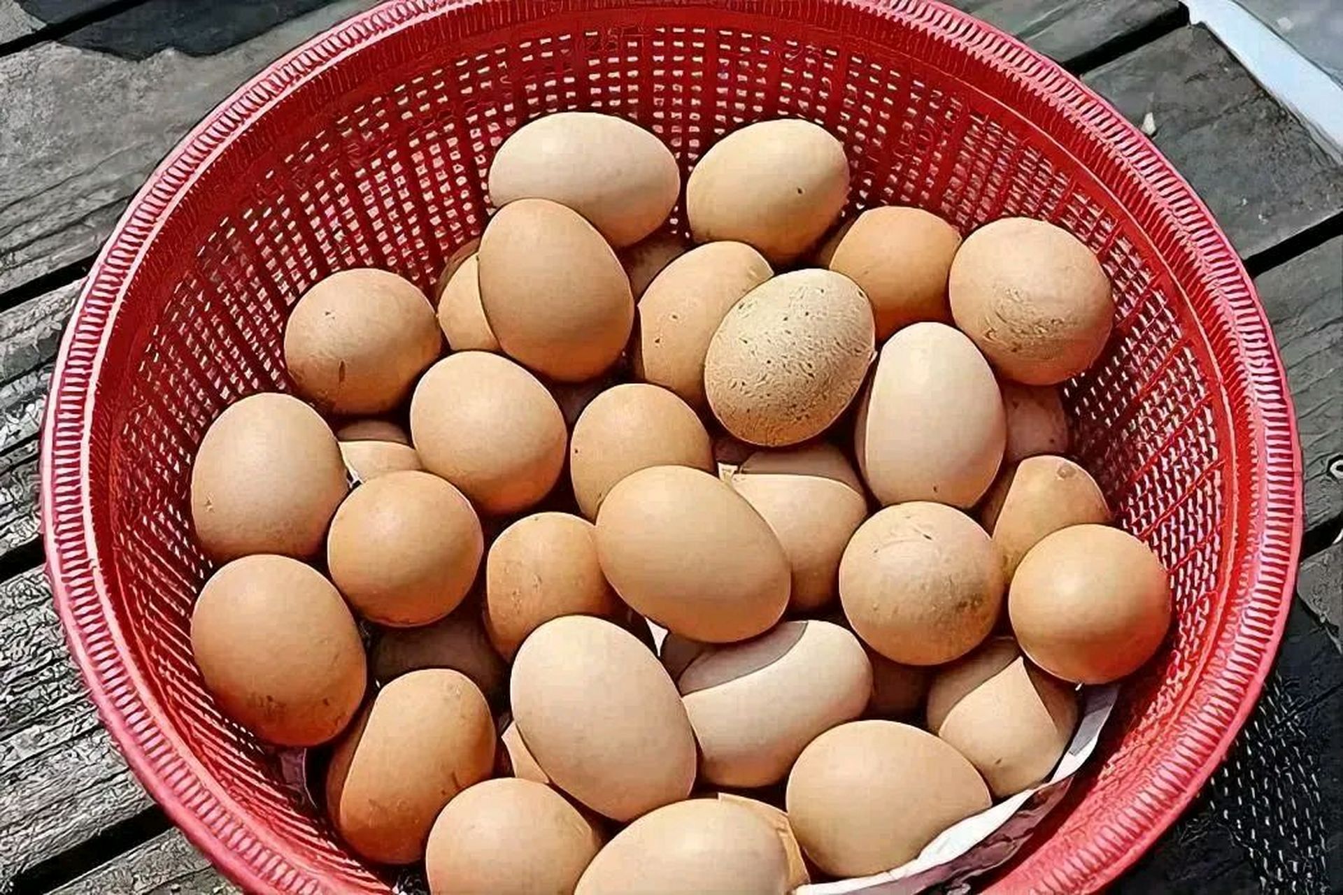 今天去街上,看到一个老人家,提一筐鸡蛋在路边卖.