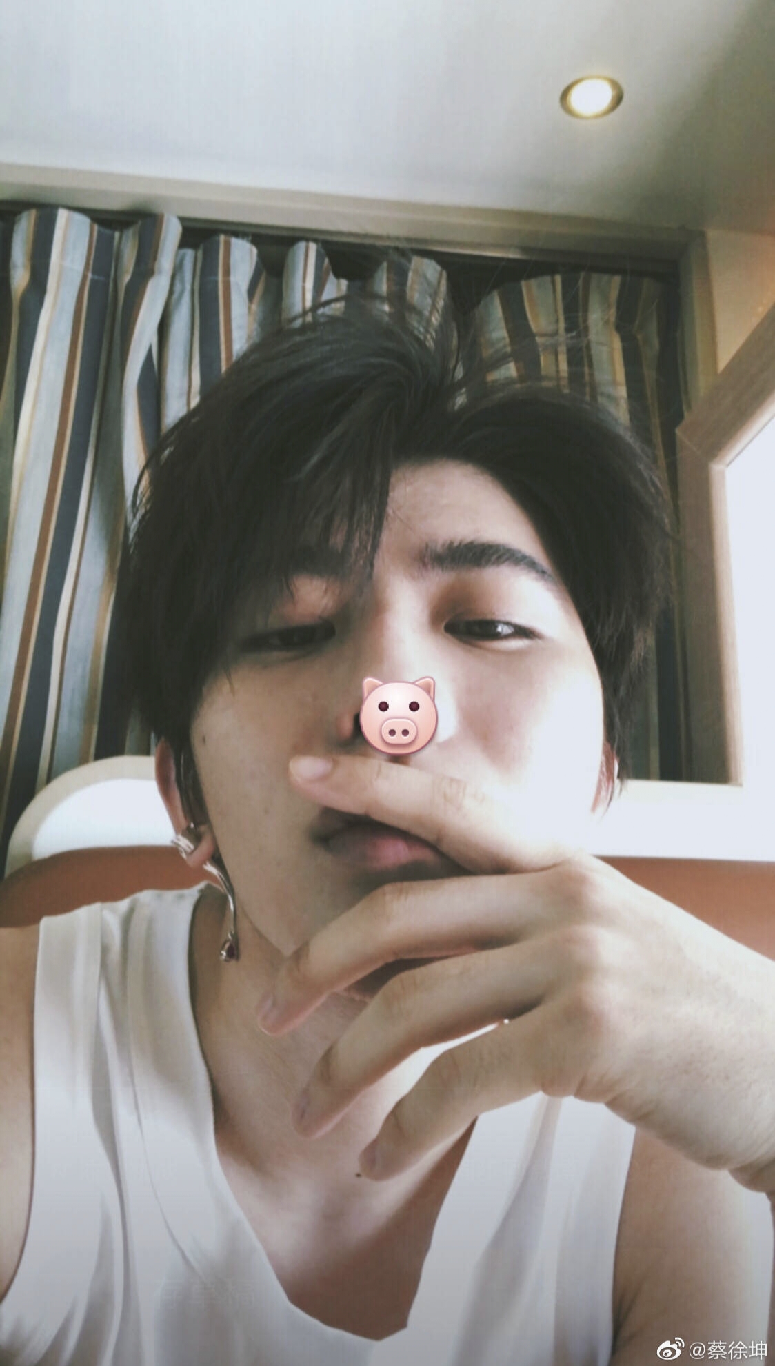 蔡徐坤的"老头背心"