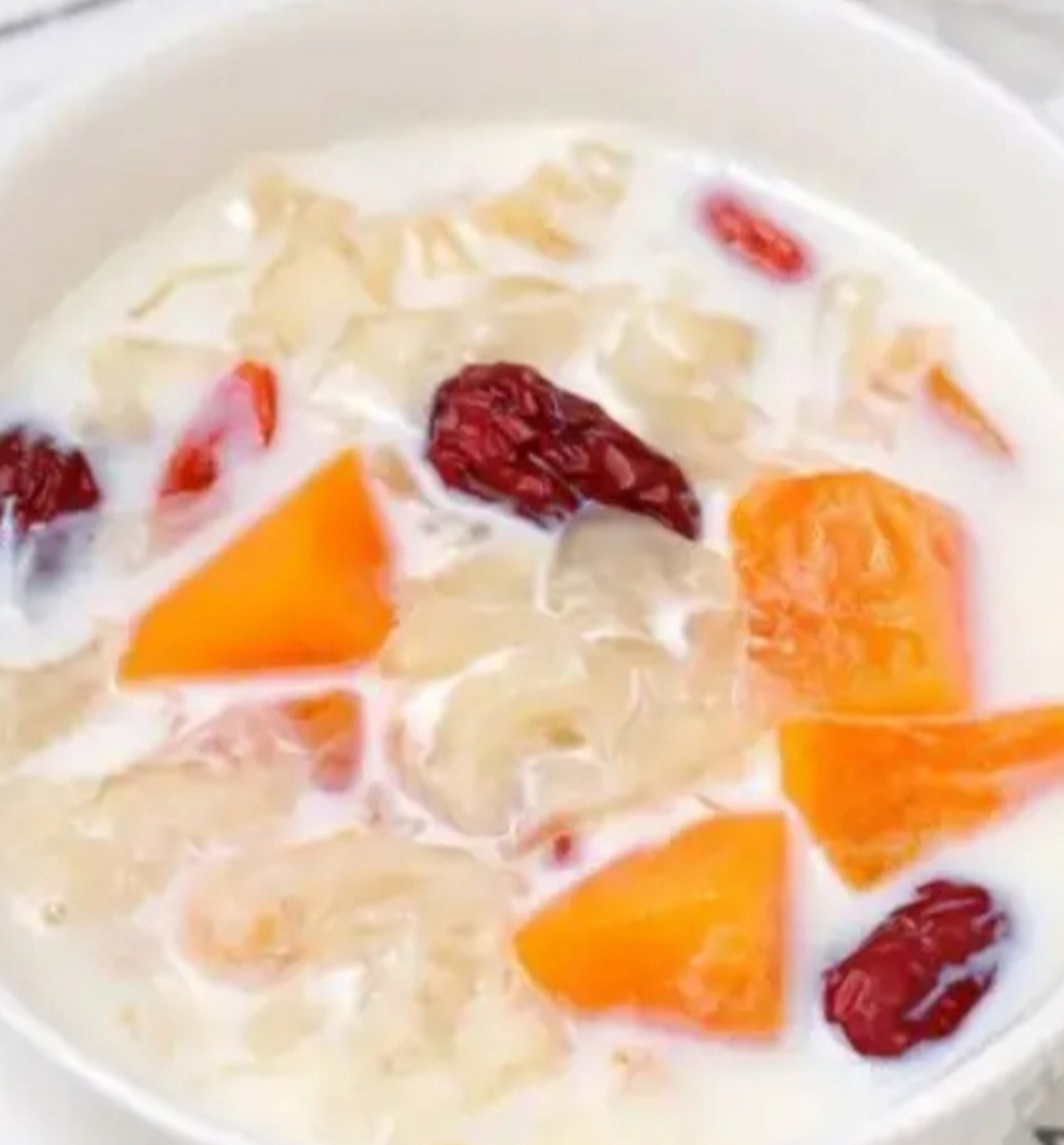 我的美食分享#  木瓜牛奶银耳汤  做法:  1:银耳浸泡两三个小时,欧ⅱ