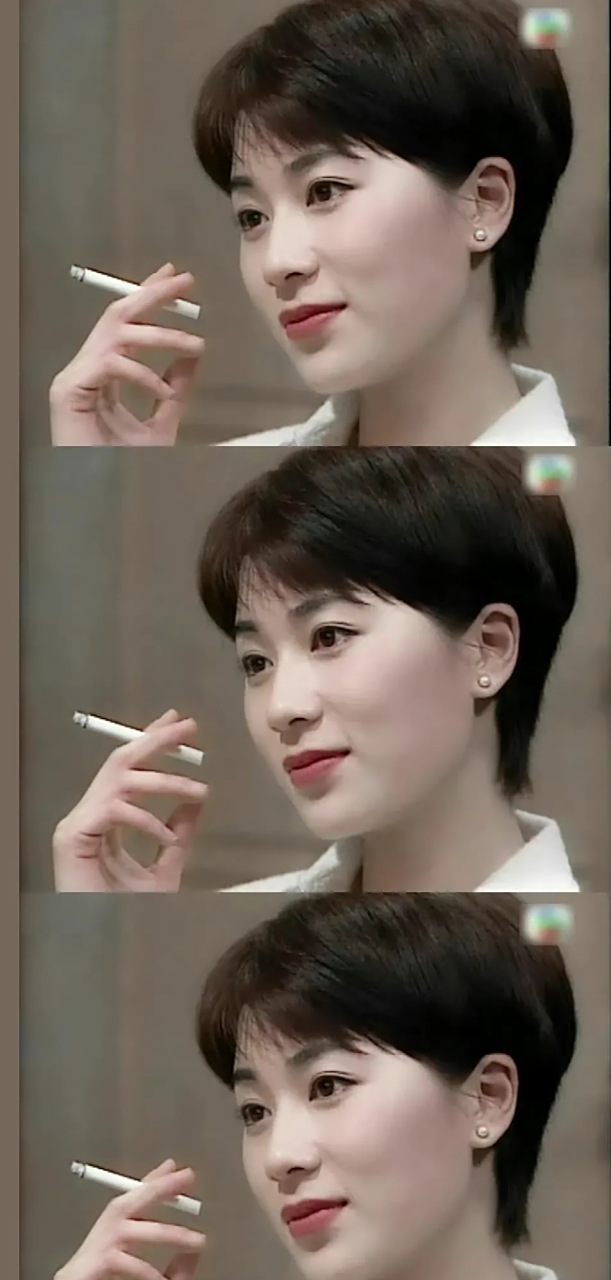 张可颐年轻的时候,长着一副标准鹅蛋脸,明眸齿白,眼睛更是很有灵气