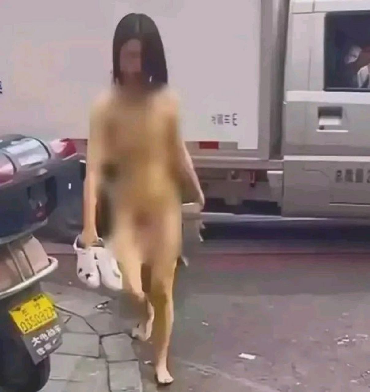 一名女子裸奔图片