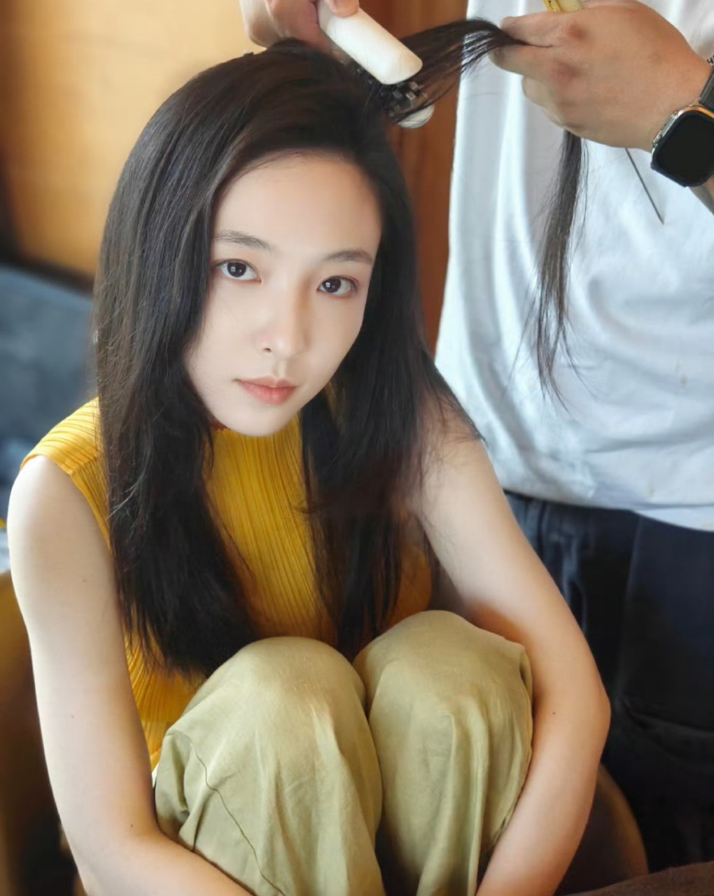 吴倩上线营业晒近照,气质太清新了,黑色直发有种邻家小姐姐的温和感觉