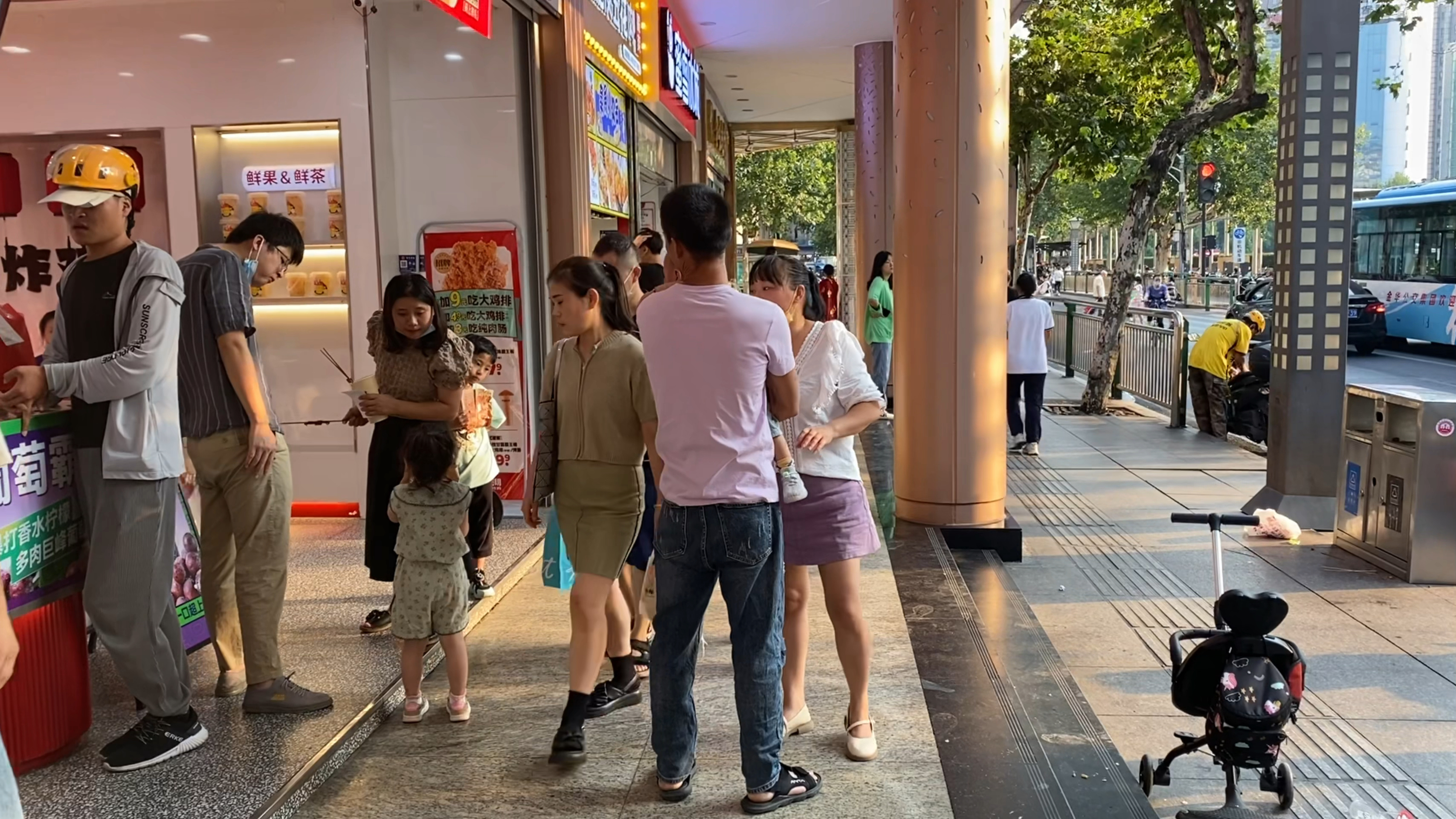 实拍浙江金华美食,鸭肠鱿鱼10元30串呢,难怪那么多人排队买呢!