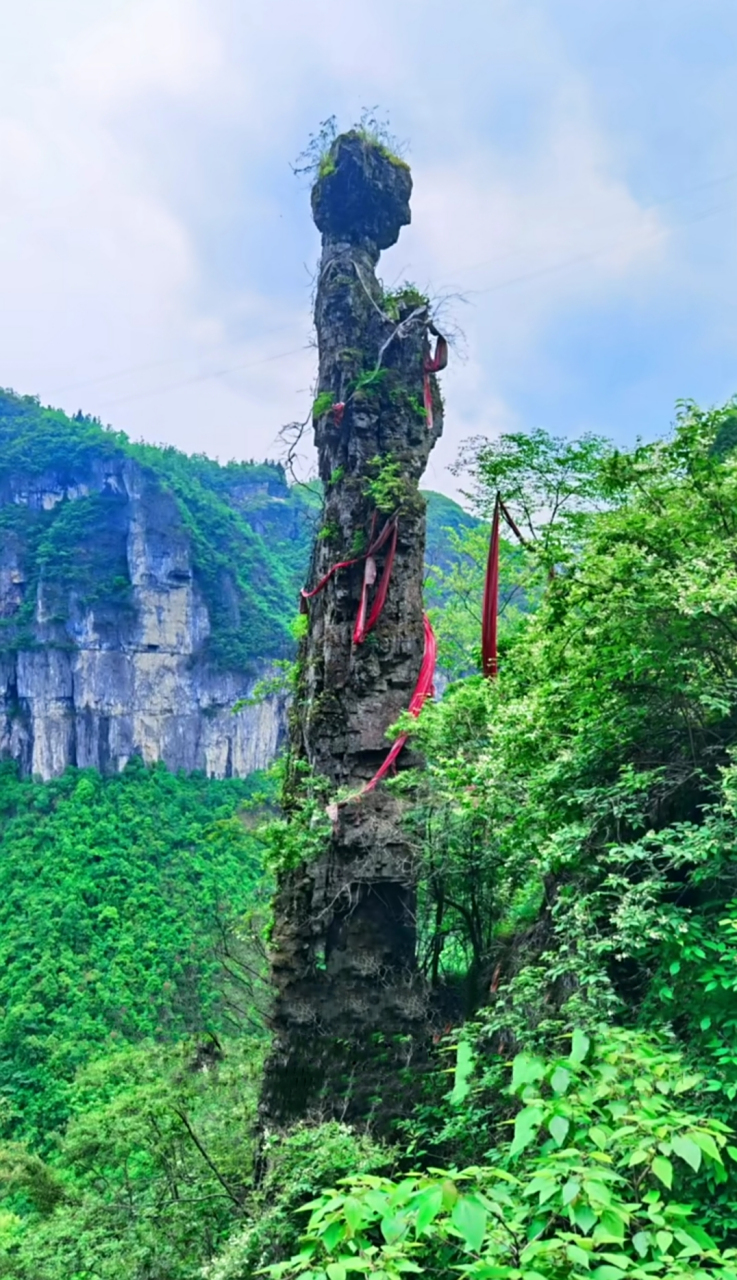 贵州铜仁朱砂古镇,望夫石,据说是七仙女留下的.