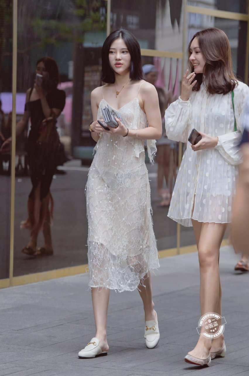 街拍~薄纱面长裙 ,  轻盈美丽 .